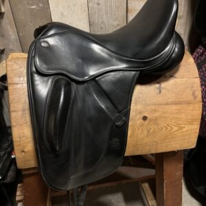 Fairfax Petrus Dressuurzadel incl Kopijzers | 17 inch