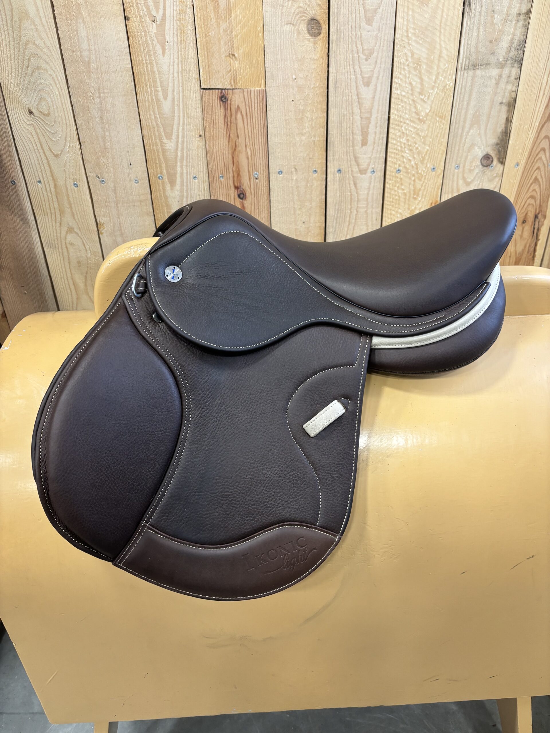 Ikonic springzadel | 15.5 inch