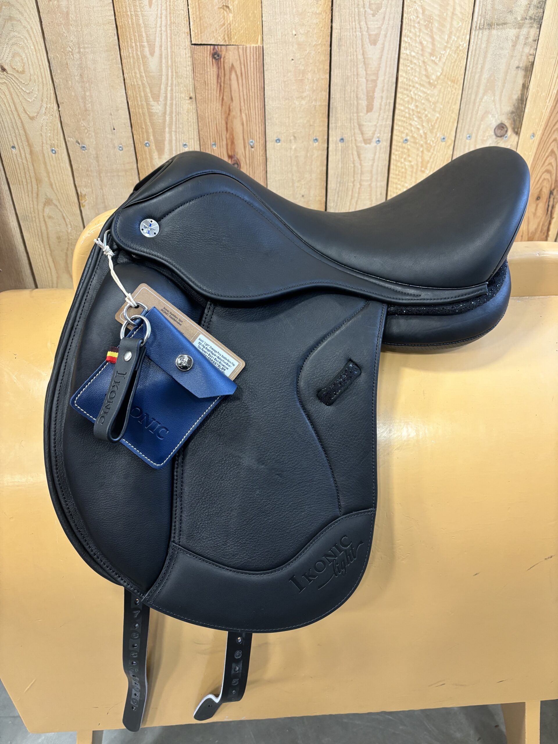 Ikonic monoblad dressuurzadel | 15.5 inch