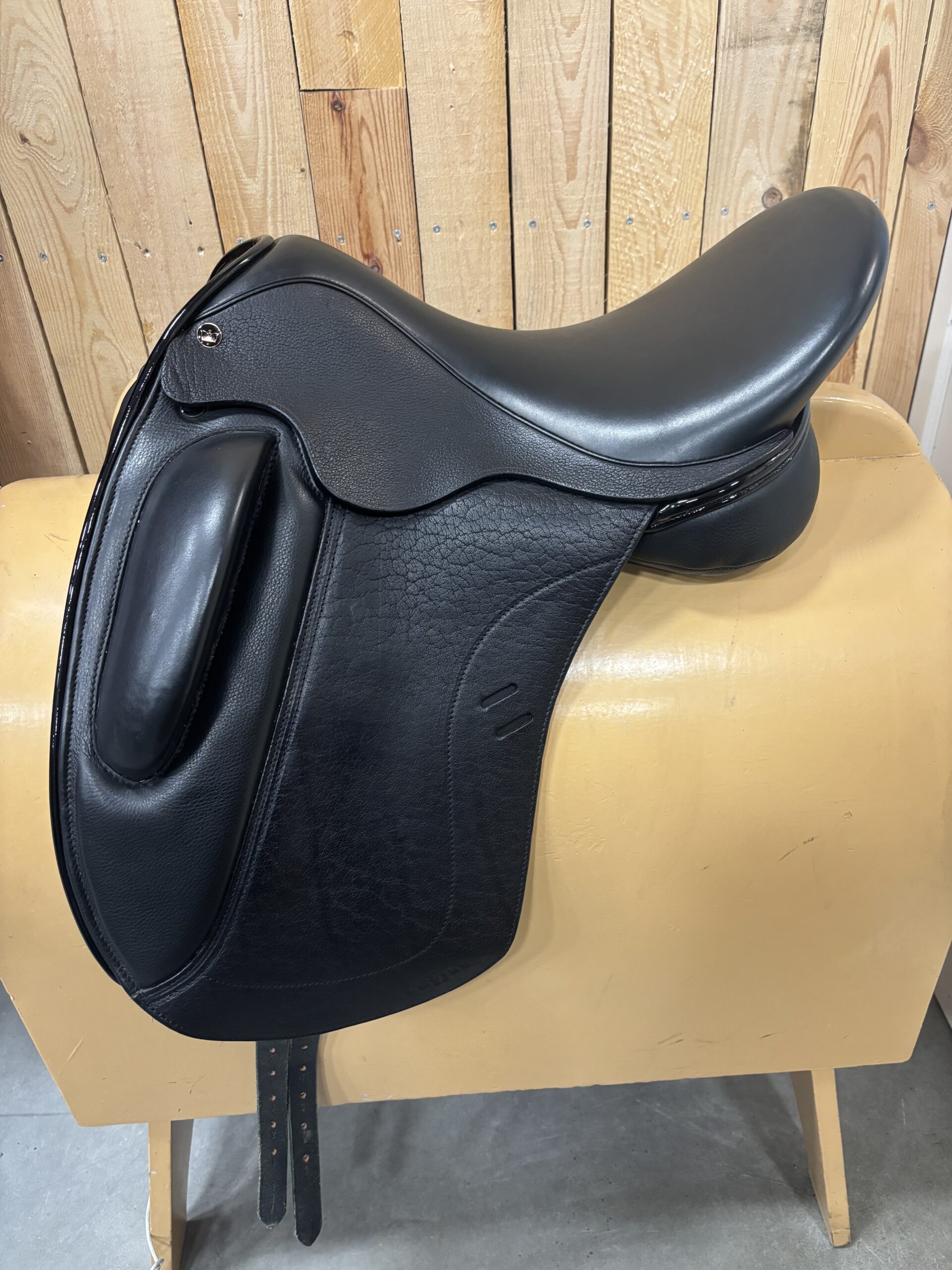 Empire Median Dressuurzadel | 18 inch