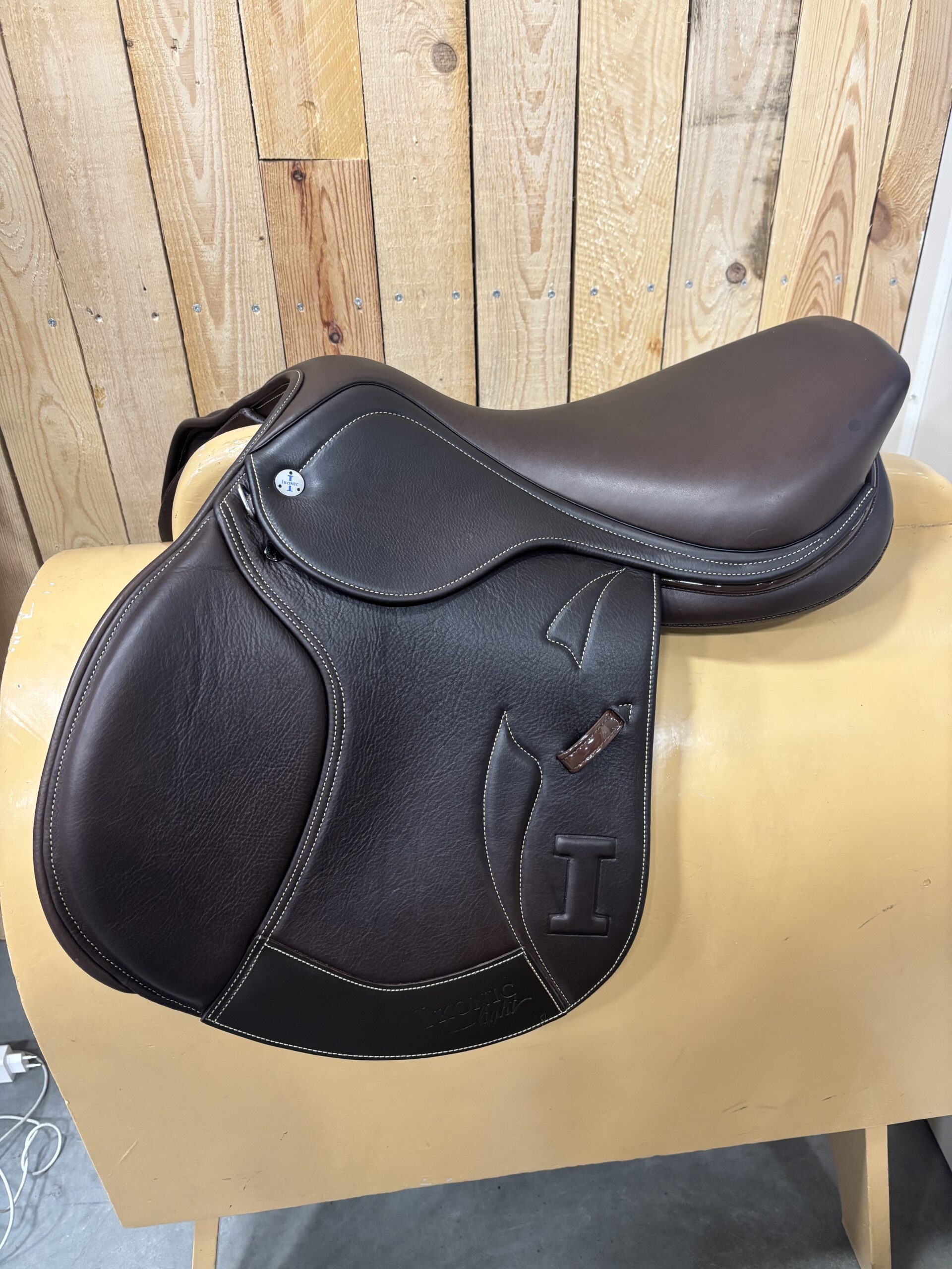 Ikonic Demo Springzadel | 17.5 inch
